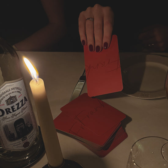 FRANK HET KAARTSPEL vragen spel met 50 kaarten oranje kaart in een restaurant setting